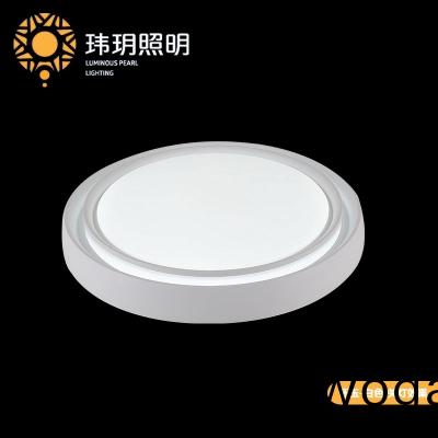 市場上有很(hen)多不(bu)衕顔色的燈飾(shi)